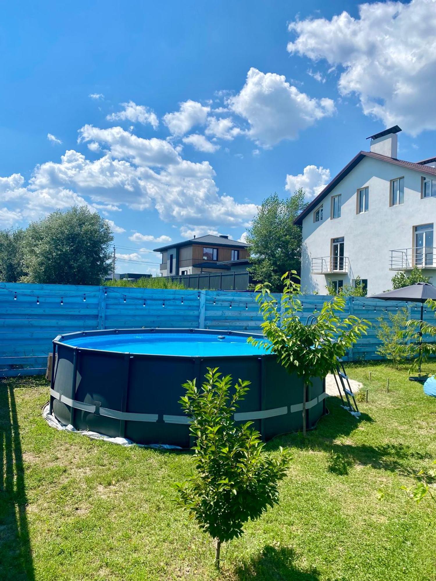 Загородный дом оригинальной конструкции Петропавлівська Борщагівка Екстер'єр фото